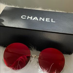 CHANEL metal & CC quilted red mirrored sunglasses